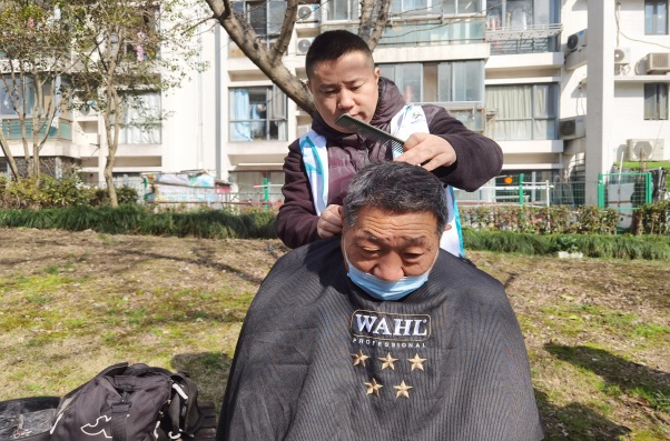 C:\Users\DELL\Desktop\红会2021年文件\2021救灾演练、业务讲座、志愿者服务相关照片\雷锋日\五洲1.jpg